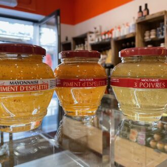 coffret-du-domaine-des-terres-rouges-moutardes-au-piment-despelette-3-poivres-mayonnaise-au-piment-despelette